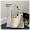 Bolso hobo gris claro de cuero sintético con correa ajustable para el uso diario - Beige