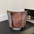 Détail d'un sac cabas marron avec bandoulière tissée colorée et crochets dorés - Café