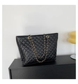 Sac fourre-tout matelassé noir avec poignées en chaîne dorée et coutures en losange - Noir