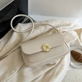 Bolso de hombro beige minimalista con una hebilla dorada redonda en la solapa frontal - Blanco