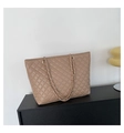 Sac fourre-tout beige matelassé minimaliste avec motif losanges et chaîne dorée - Kaki