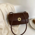 Bolso bandolera minimalista en cuero marrón oscuro con hebilla metálica dorada - Marrón