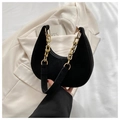 Bolso hobo chic de ante negro con cadena dorada y diseño moderno en forma de medialuna - Negro