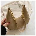 Bolso de media luna en ante caqui con cadena dorada y diseño minimalista - Caqui