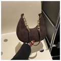 Bolso hobo de ante marrón oscuro con cadena dorada gruesa y asa de hombro - café