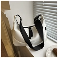 Dettaglio della borsa hobo bianca con etichetta sportiva e tiranti della zip in corda - Bianco