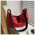 Dettaglio borsa a mezzaluna in nylon rosso impermeabile con doppia zip e tracolla - Rosso