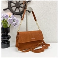 Detalle de bolso de hombro en ante marrón con cadena dorada y logo de letras - Marrón