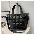 Detalle del bolso shopper acolchado negro con tela de nailon brillante y herrajes metálicos - Negro