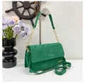 Detalle del bolso de ante verde esmeralda con cadena dorada y logotipo de letras - Verde