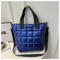 Detalle del bolso tote acolchado de nailon azul con acabado metálico y correa de hombro - Azul
