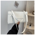 Detalle del bolso de hombro blanco rectangular con solapa y logotipo de metal dorado fino - Blanco