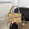 Borsa kaki stile retrò con trama lavata, manico a nodo e dettagli dorati chic - Cachi