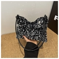 Detailansicht einer schwarzen Pailletten-Hobo-Tasche mit glänzenden Scheiben und Knotengurt - Silber