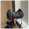 Bolso de media luna negro con relieve de cocodrilo, cadena de plata y remaches - Negro
