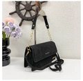 Bolso de hombro en ante negro con cadena dorada y elegante detalle de logotipo - Negro