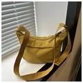 Dettaglio di una grande borsa tote in nylon giallo con tracolla larga e tirazip in tessuto - Giallo