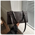 Bolso de hombro retro en cuero brillante marrón oscuro para mujer con logotipo dorado - café