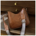 Detail der braunen Vintage-PU-Leder-Tasche mit breitem Web-Schultergurt im Chevron-Muster - Braun