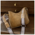 Nahaufnahme der braunen Vintage-Tasche mit buntem, gewebtem breitem Schultergurt im Ethno-Stil - Khaki