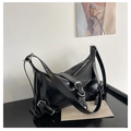 Bolso de hombro minimalista en cuero arrugado negro brillante con hebillas plata - Negro