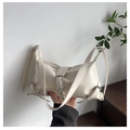 Bolso de hombro blanco crema minimalista con hebillas plateadas y piel texturizada - Blanco Roto