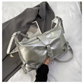 Elegante bolso plateado metalizado con textura plisada y correa ajustable - Plateado