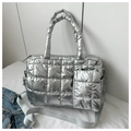Détail du sac fourre-tout matelassé argenté avec finition métallisée et petite pochette zippée - Argenté