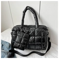 Détail du sac cabas matelassé noir brillant avec sa petite pochette assortie - Noir
