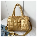 Détails d'un sac bouffant doré matelassé avec une mini pochette et une bandoulière en nylon - Doré