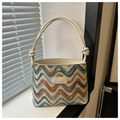 Bolso tipo cubo tejido a la moda con patrones de ondas azules y verdes y cuero - Blanco