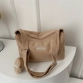 Große Cord-Umhängetasche in Beige mit passendem kleinen runden Beutel-Anhänger - Khaki