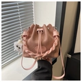 Bolso de ante rosa tipo cubo con asa trenzada y colgante de peluche incluido - Rosa Con Colgante