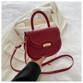 Borsa a sella rossa con fibbia in metallo dorato e tracolla regolabile per donna - Rosso