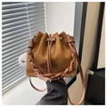 Bolso cubo de gamuza color caramelo con asa trenzada y colgante de gatito - Marrón con Colgante