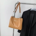 Modische senfgelbe Tragetasche mit Krokodilprägung und stylischem Ketten-Schultergurt - Khaki