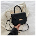 Borsa a sella nera chic in pelle con fibbia dorata e tracolla regolabile da donna - Nero