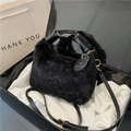 Bolso hobo negro de felpa con asa plisada de cuero y correa de hombro ajustable - Negro