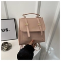 Détail du sac à dos en cuir PU rose avec boucle dorée et surpiqûres élégantes - Rose