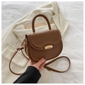 Borsa a sella marrone scuro in pregiata pelle PU con chiusura dorata a cilindro in metallo - Marrone