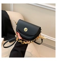 Sac selle noir chic avec fermoir doré et poignée chaîne ornée d'un foulard en soie jaune - Noir