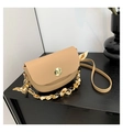 Sac demi-lune beige avec fermoir doré et bandoulière chaîne enroulée d'un foulard - Kaki