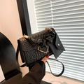 Petit sac carré noir à texture crocodile, poignée nuage et charm porte-monnaie assorti - Noir
