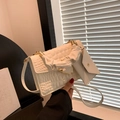 Sac bandoulière blanc matelassé avec boucle dorée et pochette enveloppe assortie élégante - Blanc
