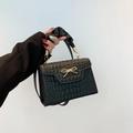 Sac bandoulière noir en relief crocodile avec nœud doré et poignée plissée - Noir