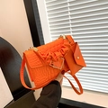 Sac à main orange effet crocodile avec poignée plissée et mini pochette assortie - Orange