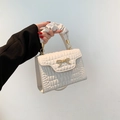 Petit sac à main blanc cassé avec fermoir nœud doré et poignée nuage plissée élégante - Blanc