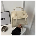 Détail du sac à dos en similicuir blanc cassé avec sangles et boucle métallique dorée - Blanc