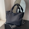 Minimalistische schwarze Nylon-Tragetasche mit Kordelzug-Design für den Alltag - Schwarz