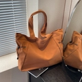 Große khakibraune Nylon-Tragetasche mit Tunnelzug-Detail und breiten Schultergurten - Braun